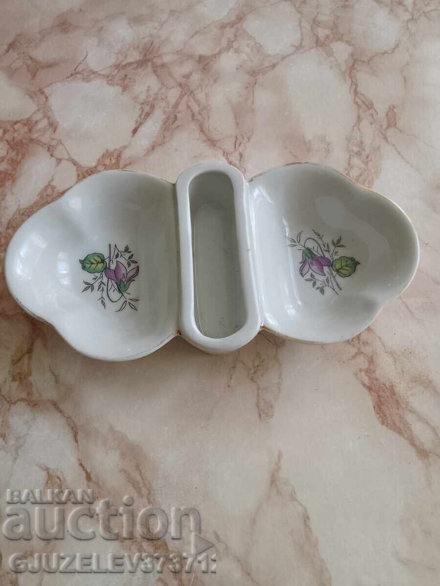 Saliera din portelan bulgaresc de la Sotsa Saliera din portelan bulgaresc de la Sotsa