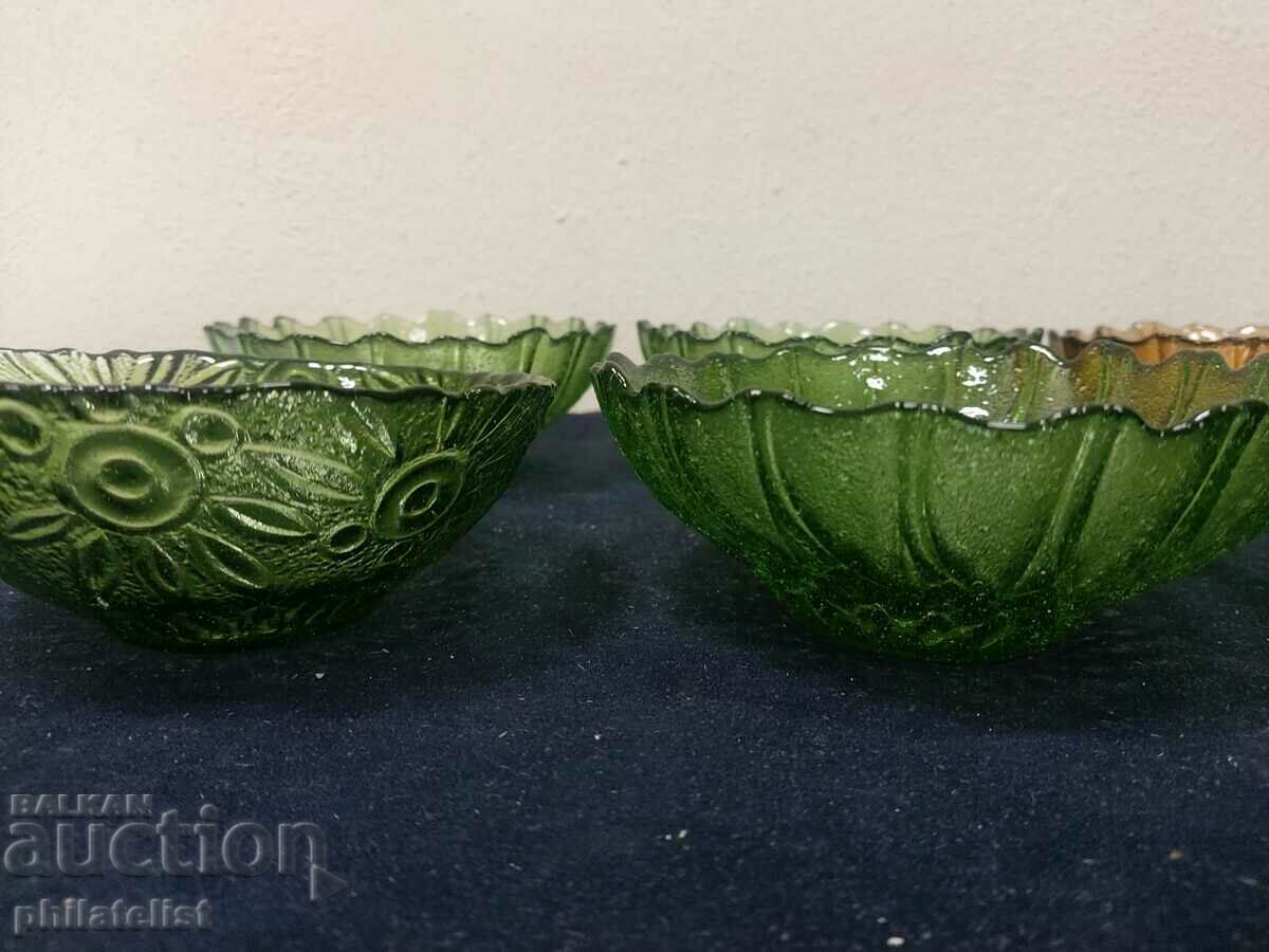 Auction 8 pieces - Bowls for nuts - green and red! Auction 8 pieces - Bowls for nuts - green and red!