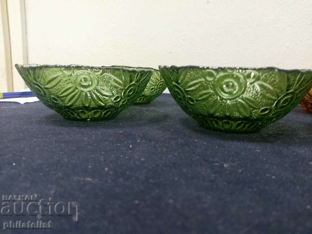 Auction  8 pieces Bowls for nuts - Colored glass - different