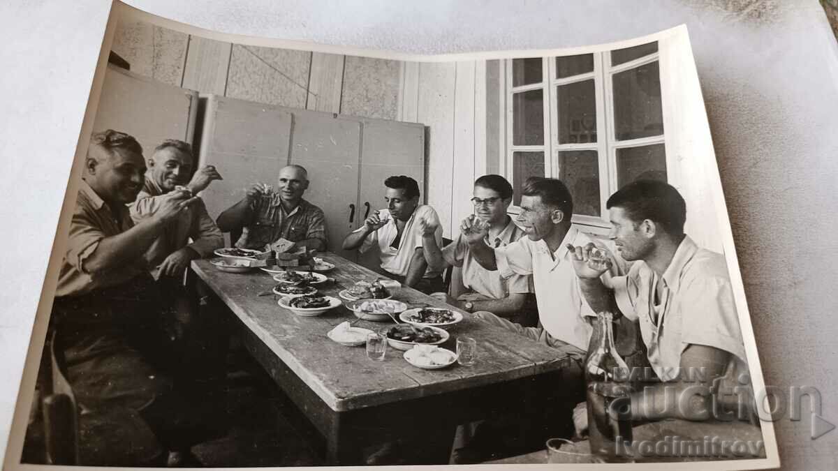 Снимка Брестовица Мъже на поп питие на маса 1955