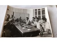 Fotografie Brestovitsa Bărbați care au o băutură pop la o masă 1955