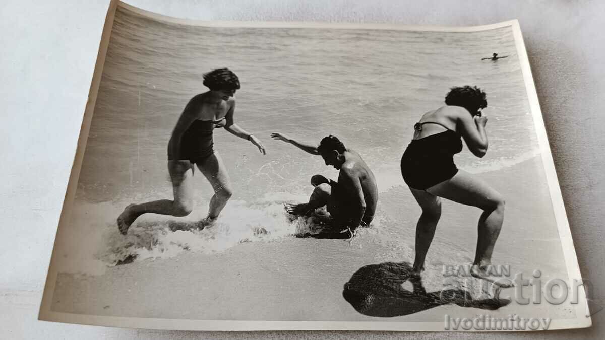 Снимка Мъж и две жени на брега на морето 1955