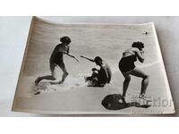 Foto Bărbat și două femei pe plajă 1955