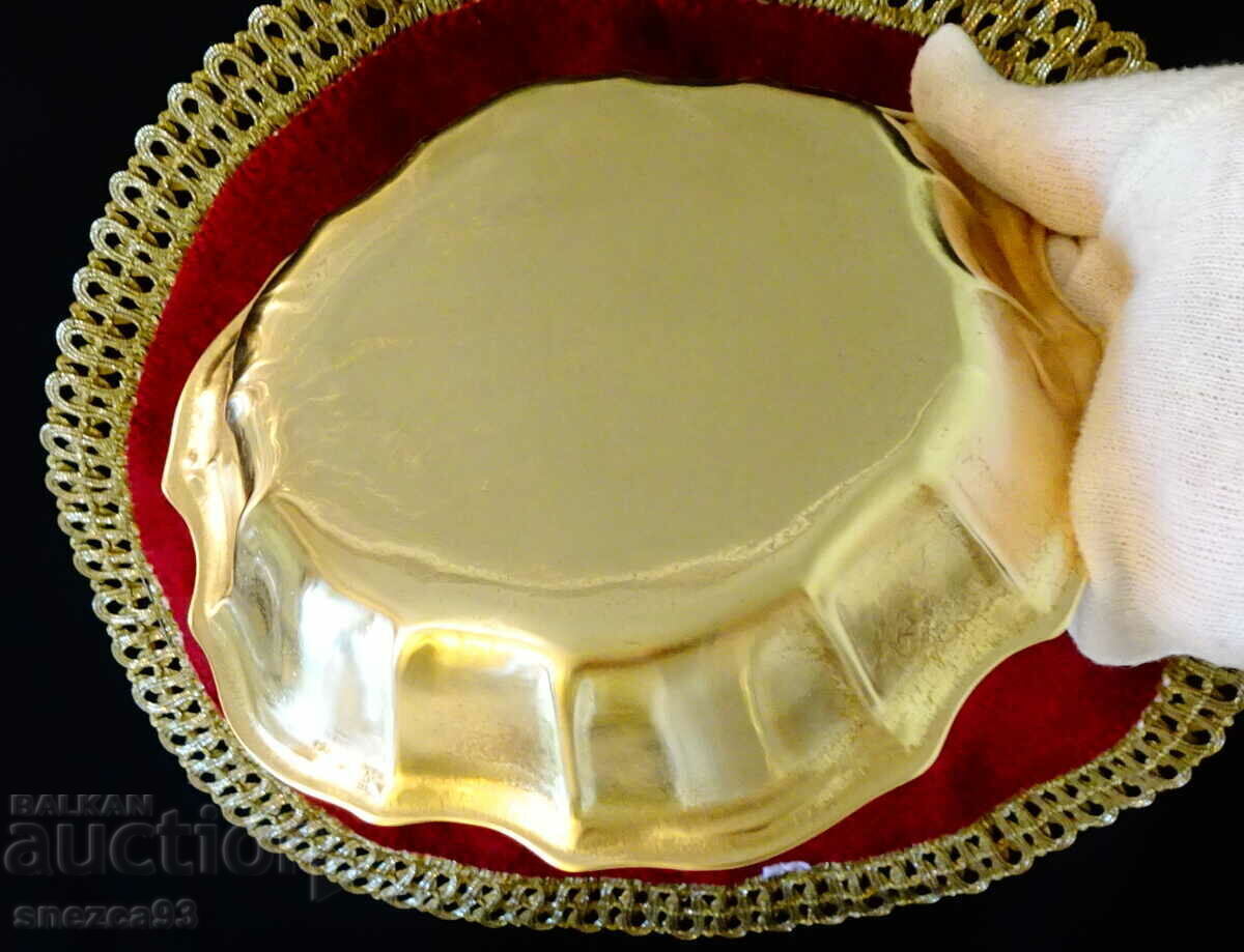 Bronze salad bowl, cup, baroque with price 26.00 BGN | € 13.29 Bronze salad bowl, cup, baroque with price 26.00 BGN | € 13.29