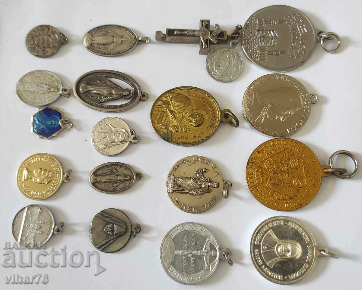 O mulțime de pandantive-medalii bisericești cu preț 219.99 BGN | € 112.48 O mulțime de pandantive-medalii bisericești cu preț 219.99 BGN | € 112.48