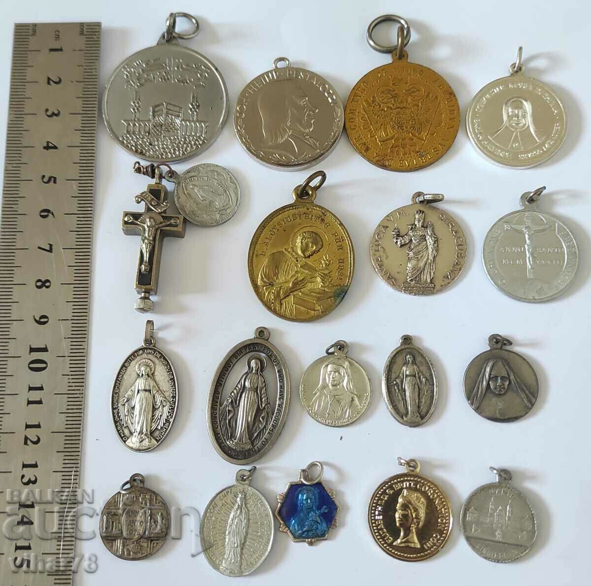 Licitație O mulțime de pandantive-medalii bisericești Licitație O mulțime de pandantive-medalii bisericești