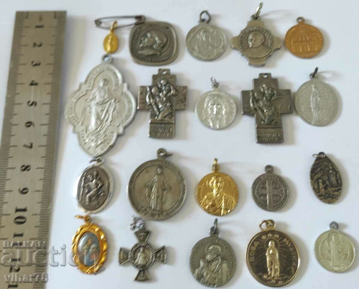 Licitație O mulțime de pandantive-medalii bisericești