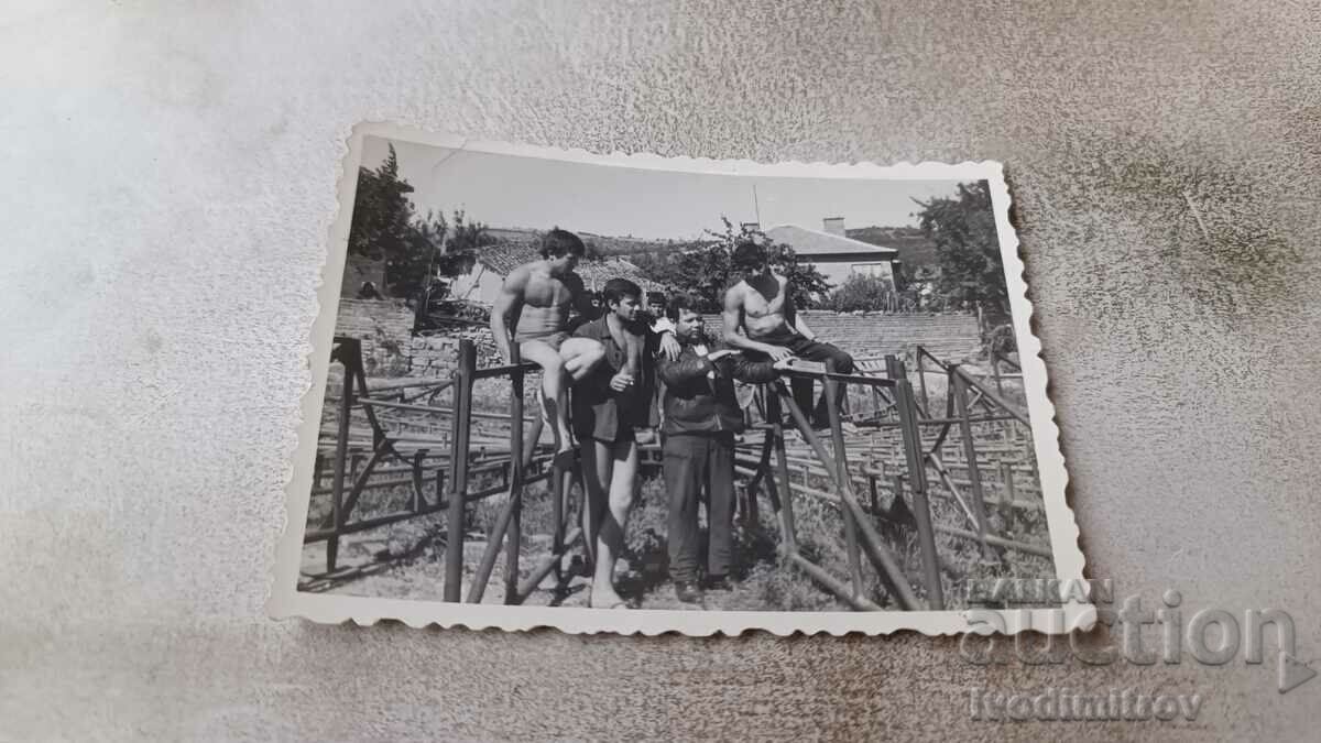 Photo Man and youth in shorts