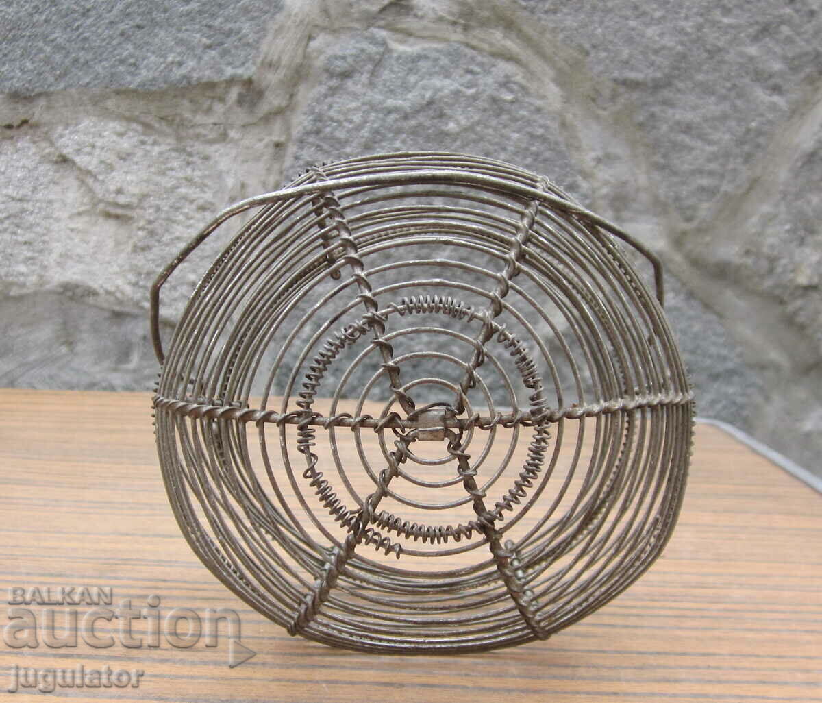 Delivery of old small basket of metal filigree Delivery of old small basket of metal filigree