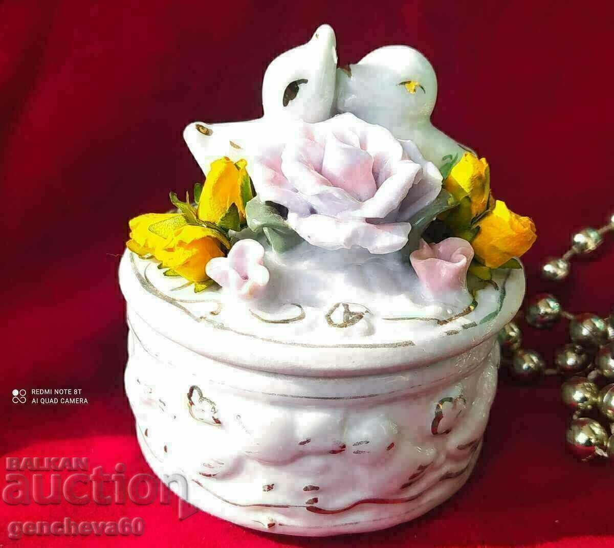 Auction  VINTAGE wedding ring/chick box