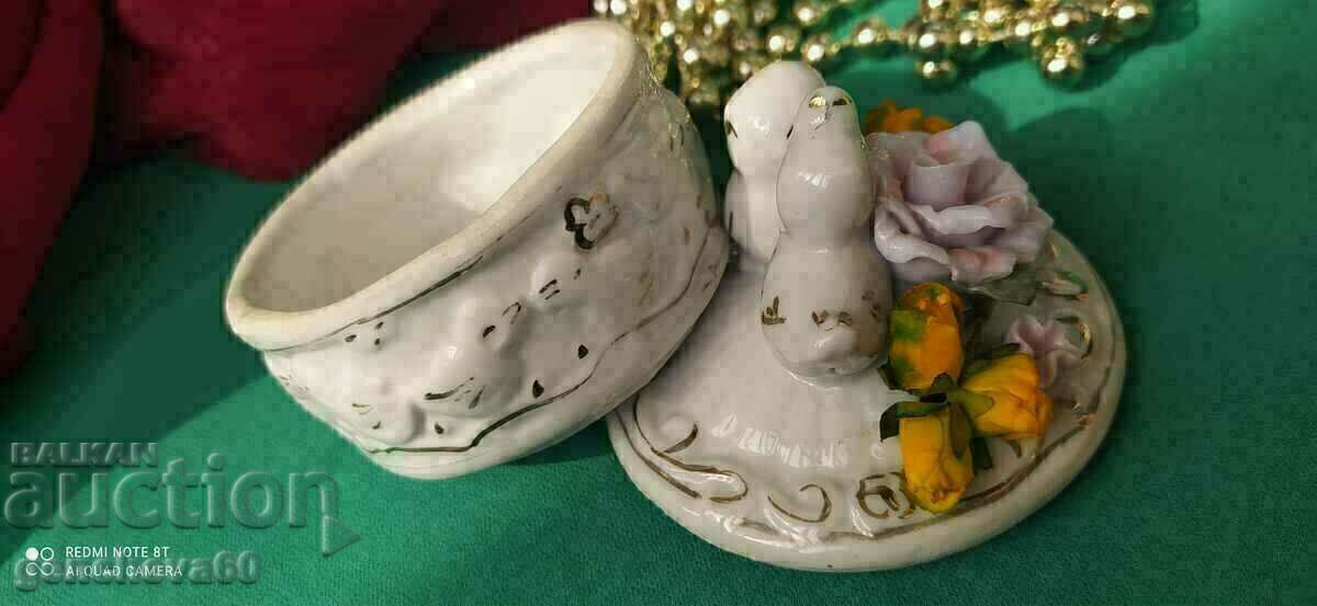 Delivery of VINTAGE wedding ring/chick box