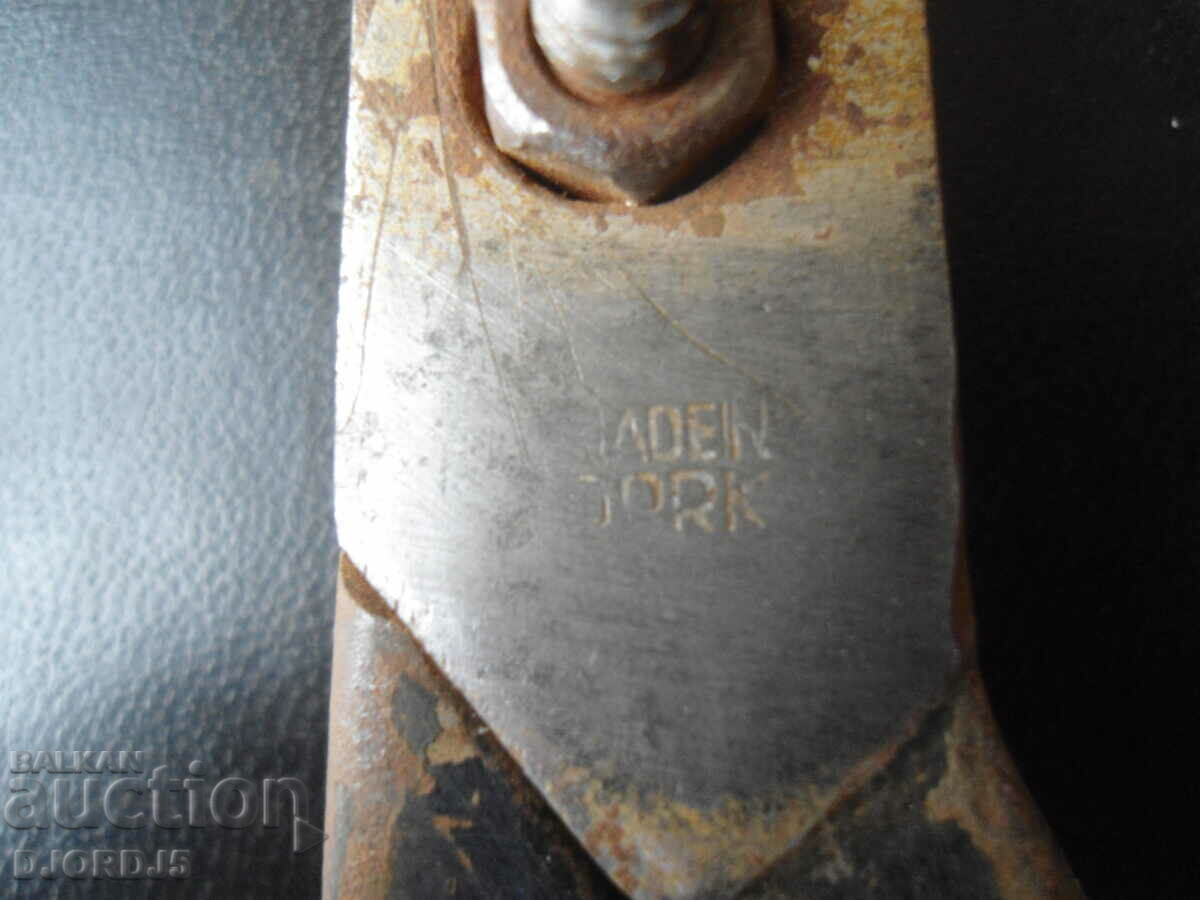 Old scissors marked with price 4.00 BGN | € 2.05 Old scissors marked with price 4.00 BGN | € 2.05