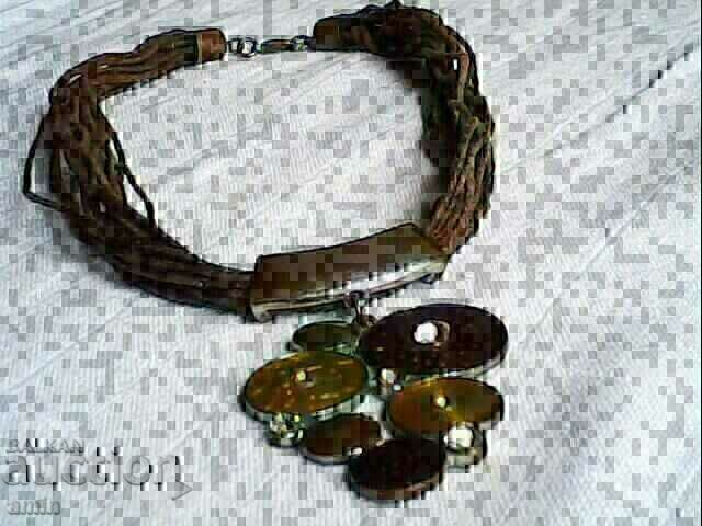 multe bijuterii frumoase kolieta griwni..... cu preț 25.00 BGN | € 12.78 multe bijuterii frumoase kolieta griwni..... cu preț 25.00 BGN | € 12.78