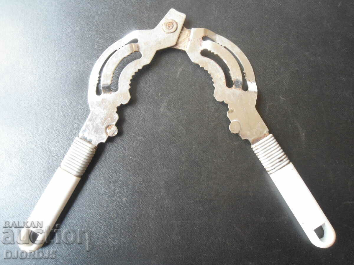 Old home appliance with price 2.00 BGN | € 1.02 Old home appliance with price 2.00 BGN | € 1.02