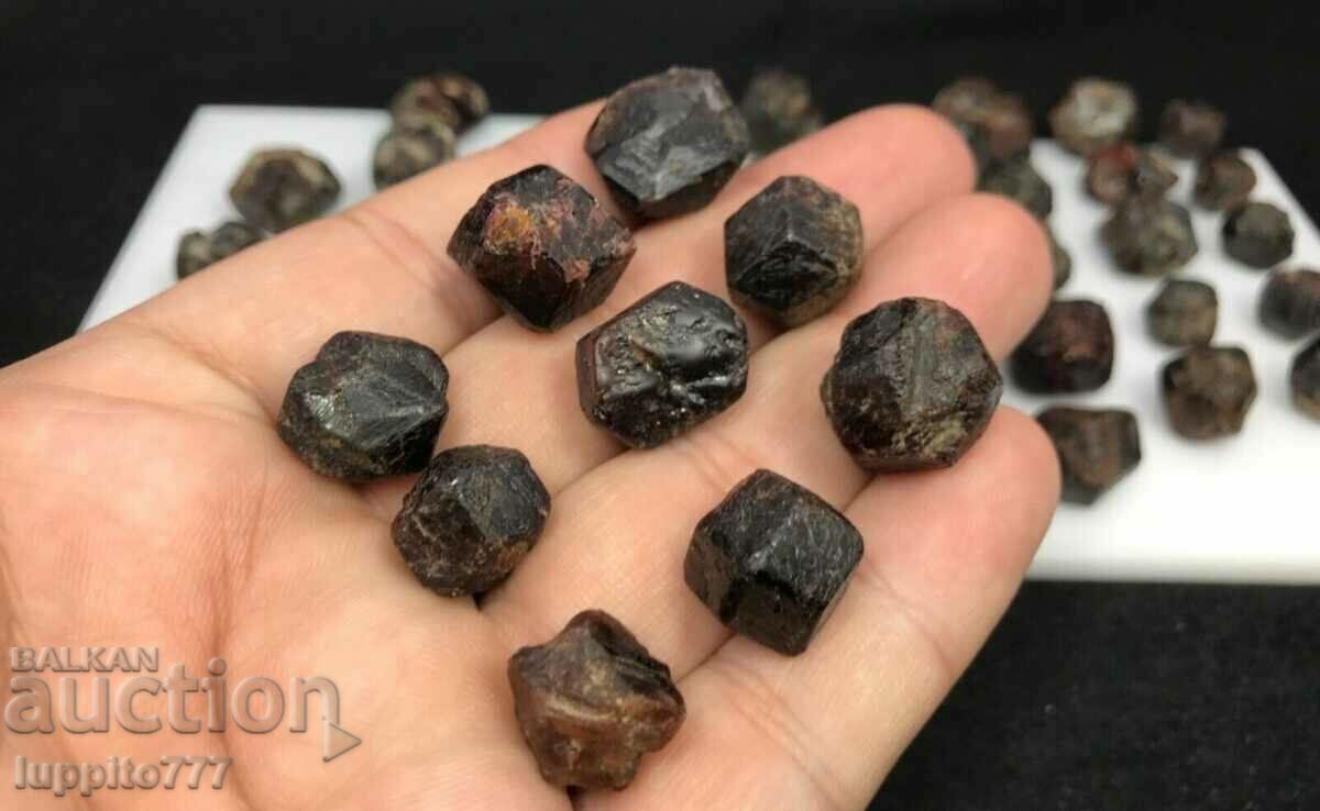 φυσικός γρανάτης αλμαντίνη σε μήτρα 227 γραμμάρια 40 τεμ.+ με τιμή 635.00 BGN | € 324.67 φυσικός γρανάτης αλμαντίνη σε μήτρα 227 γραμμάρια 40 τεμ.+ με τιμή 635.00 BGN | € 324.67