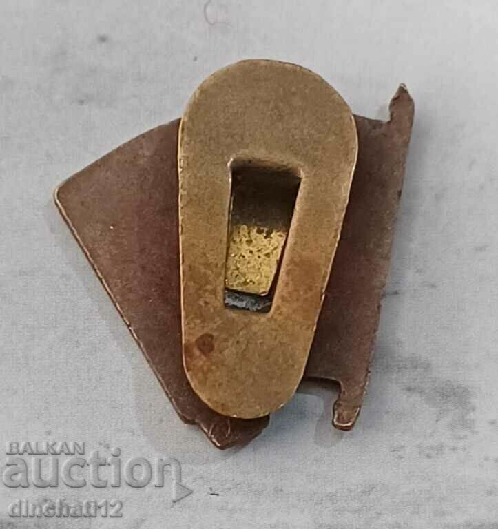 Hungary buttonel. Dolgozó Ifjúság Szövetsége DISZ with price 21.00 BGN | € 10.74 Hungary buttonel. Dolgozó Ifjúság Szövetsége DISZ with price 21.00 BGN | € 10.74