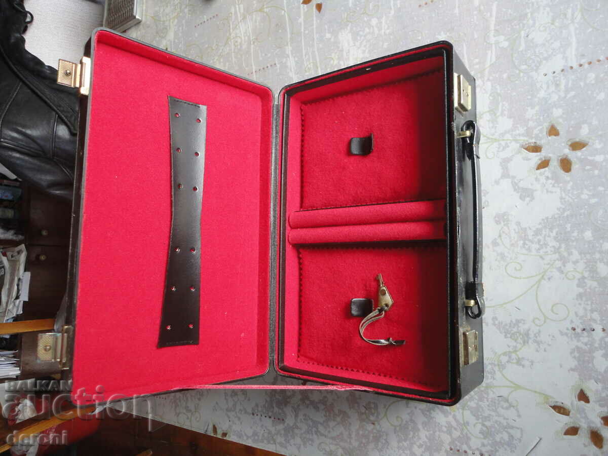 Παράδοση Μια υπέροχη ελβετική κοσμηματοθήκη Παράδοση Μια υπέροχη ελβετική κοσμηματοθήκη