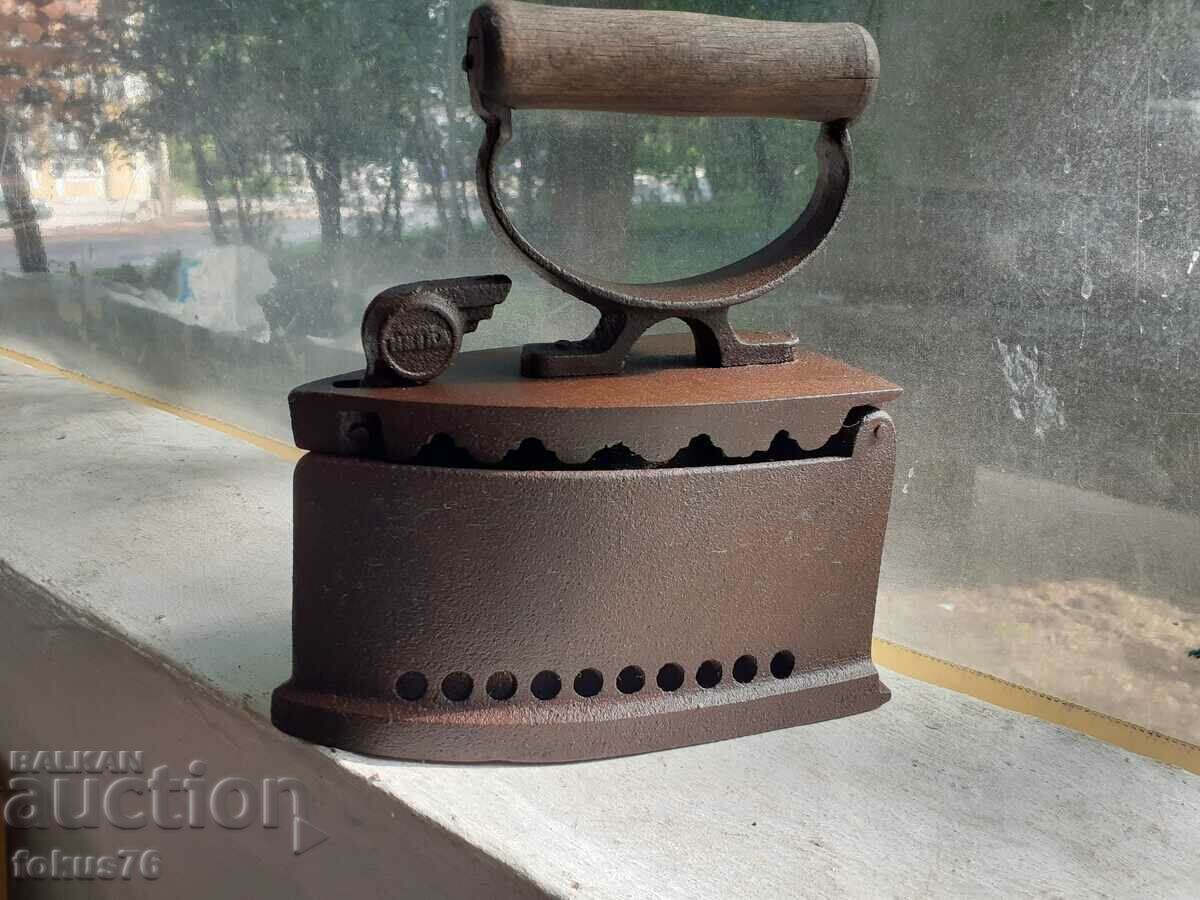 Un fier de călcat vechi în flăcări cu preț 69.00 BGN | € 35.28