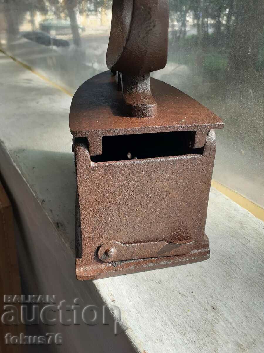 Licitație Un fier de călcat vechi în flăcări