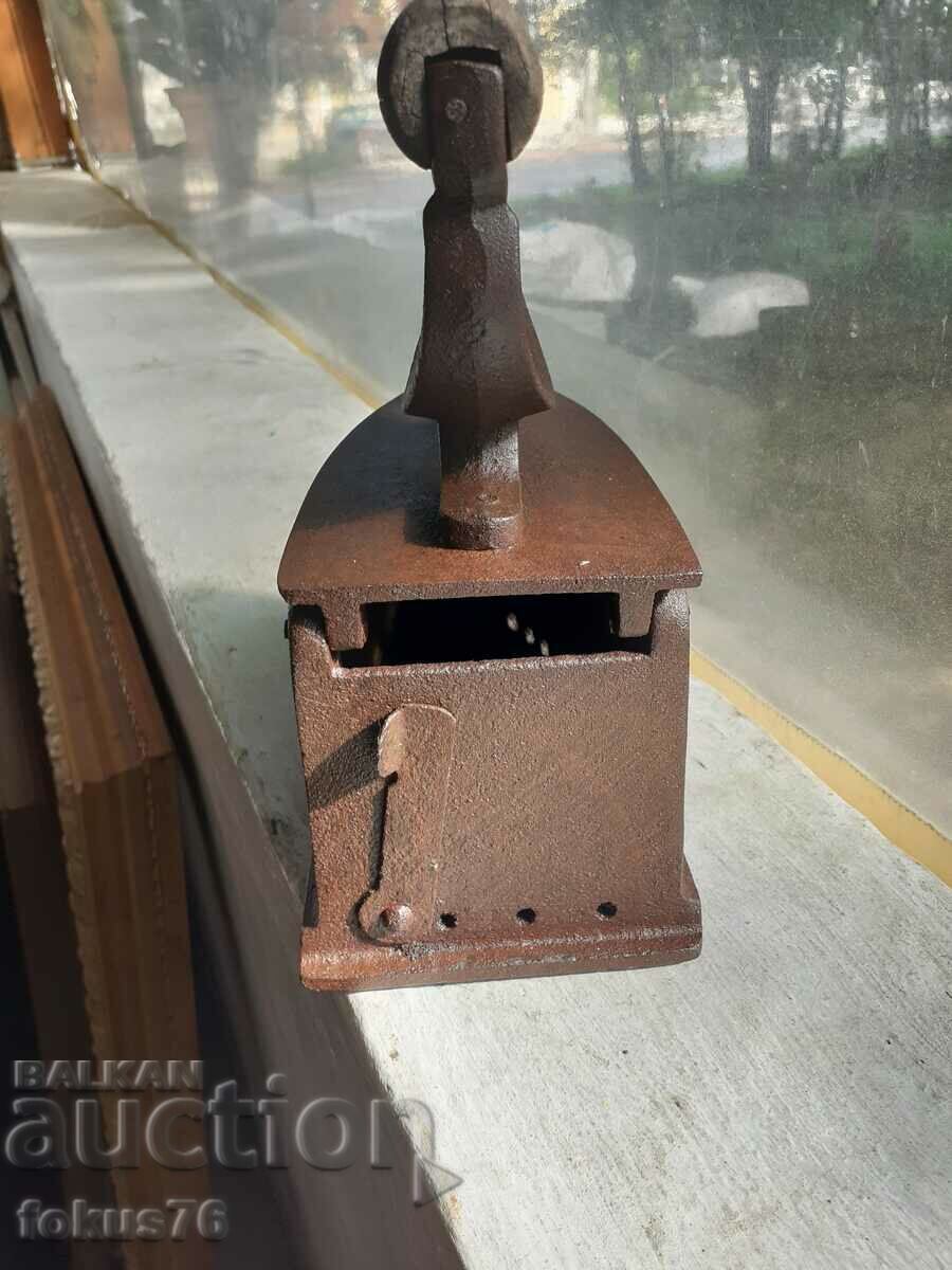 Livrarea Un fier de călcat vechi în flăcări