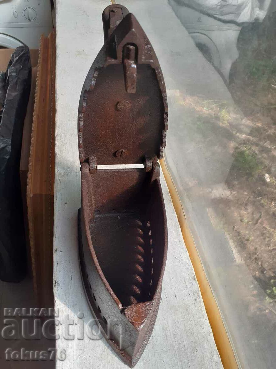 Un fier de călcat vechi în flăcări - 5