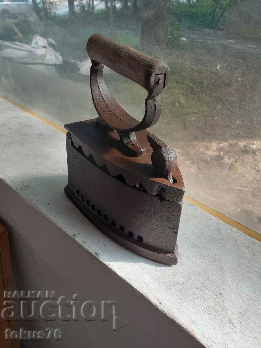 Un fier de călcat vechi în flăcări - 6