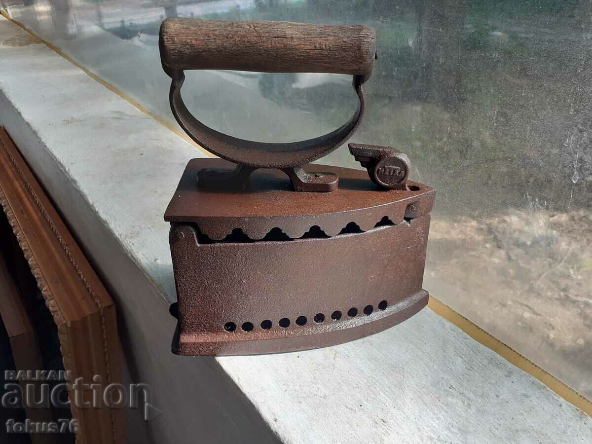 Un fier de călcat vechi în flăcări - 7