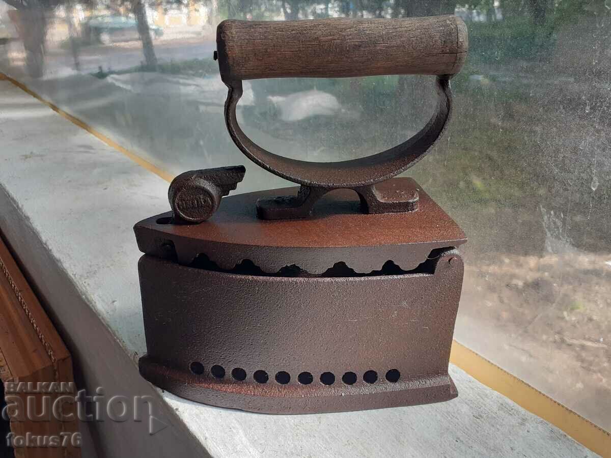 Un fier de călcat vechi în flăcări