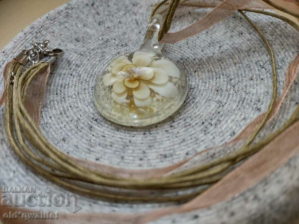 Auction Necklace/Necklace/Jewelry with a beautiful flower in a glass capsule Auction Necklace/Necklace/Jewelry with a beautiful flower in a glass capsule