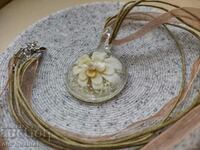 Necklace/Necklace/Jewelry with a beautiful flower in a glass capsule