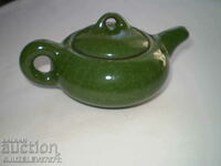 Μικρός πράσινος κεραμικός βραστήρας για ένα τσάι
