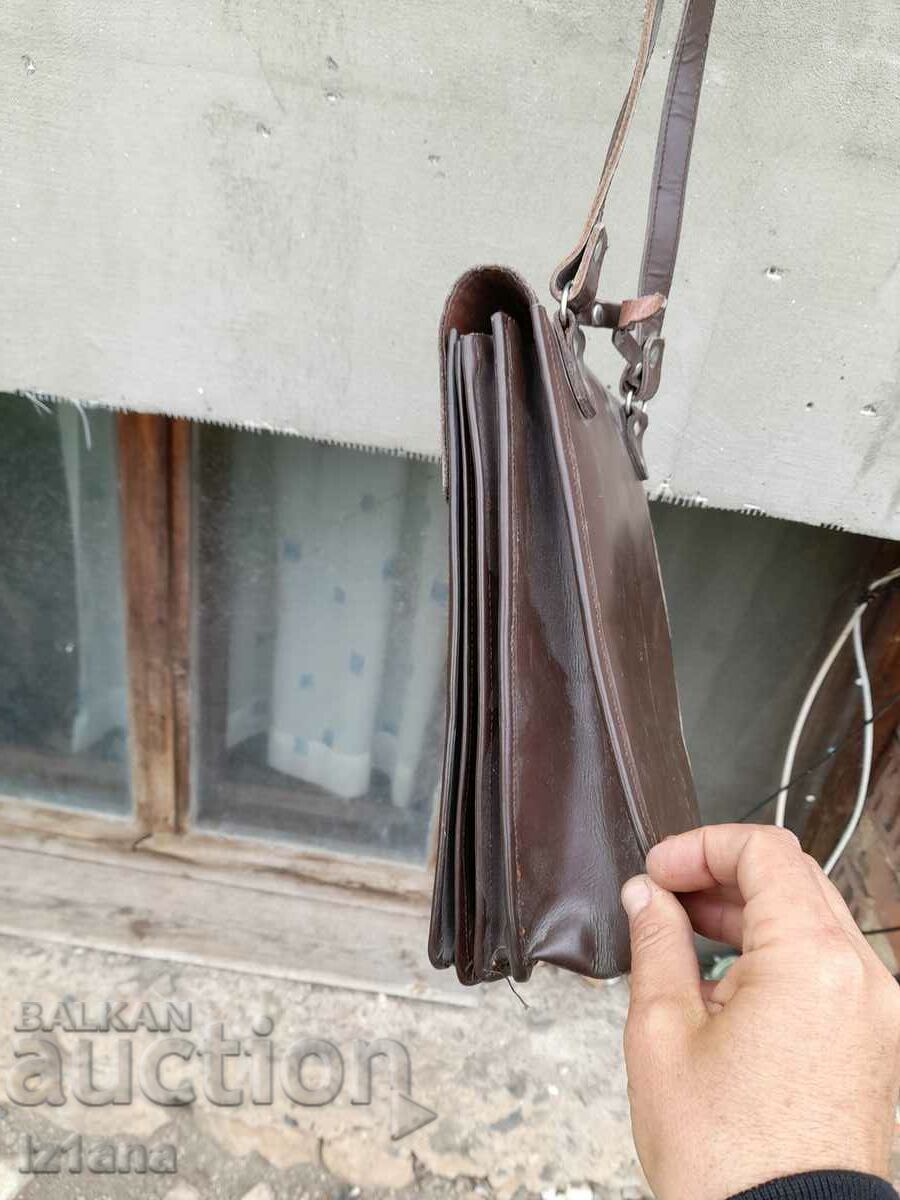 Μια παλιά τσάντα διοικητή με τιμή 40.00 BGN | € 20.45