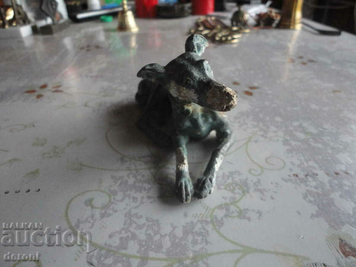 Auction Small bronze sculpture of a hound dog, 19th century Auction Small bronze sculpture of a hound dog, 19th century
