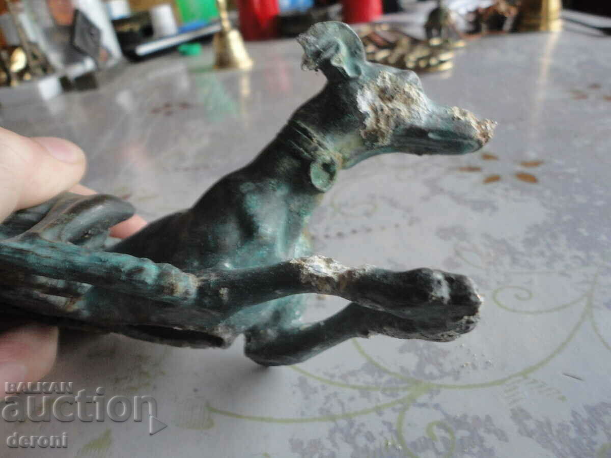 Delivery of Small bronze sculpture of a hound dog, 19th century Delivery of Small bronze sculpture of a hound dog, 19th century