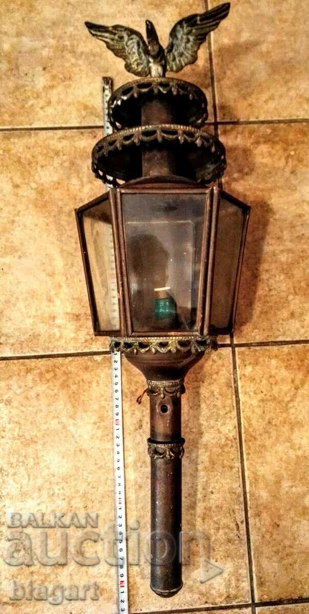 Lanterna veche de bronz dintr-o trăsură
