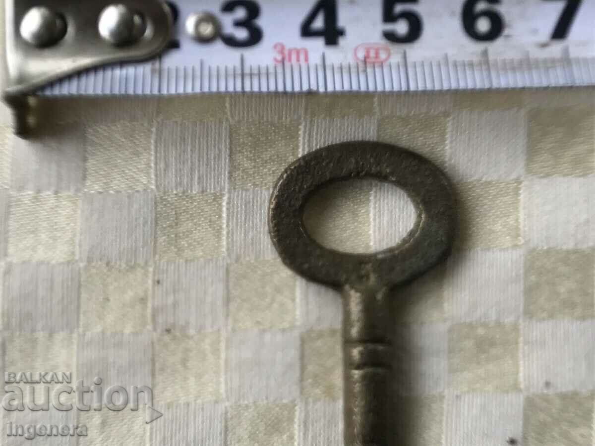 Delivery of ANTIQUE KEY FROM GRANDMOTHER AND GRANDFATHER'S CHESTS CUT PADLOCK Delivery of ANTIQUE KEY FROM GRANDMOTHER AND GRANDFATHER'S CHESTS CUT PADLOCK