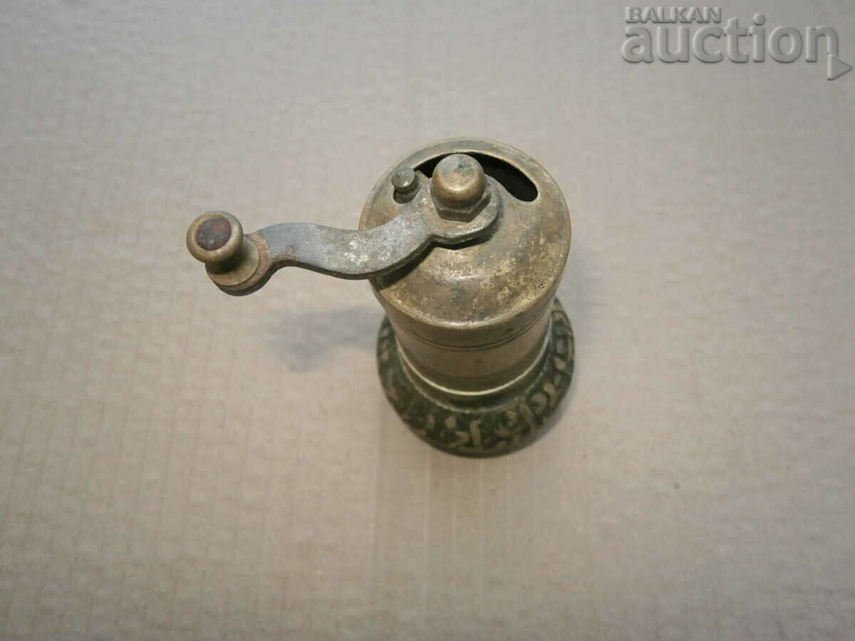 старинна малка бронзова мелничка за подправки с цена 31.00 лв. | € 15.85 старинна малка бронзова мелничка за подправки с цена 31.00 лв. | € 15.85