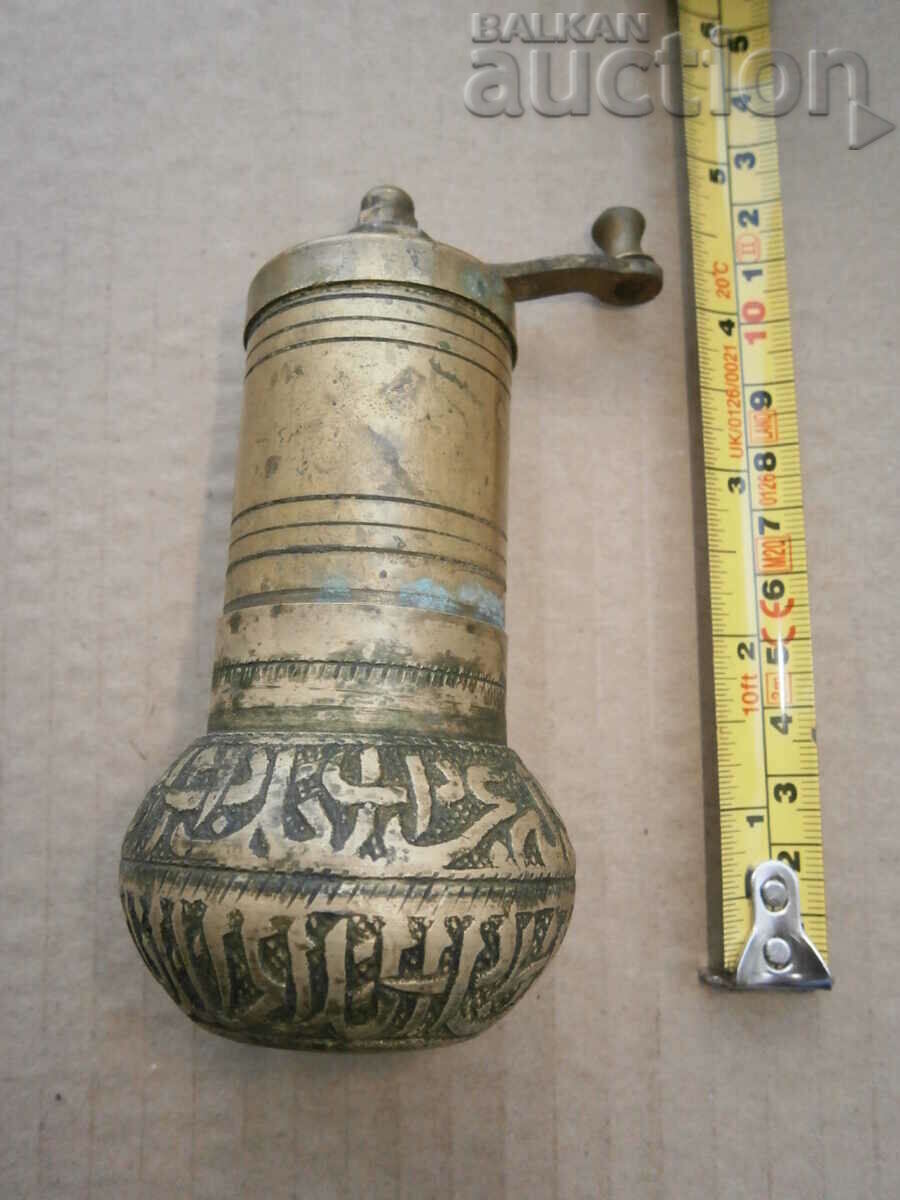 Аукцион старинна малка бронзова мелничка за подправки Аукцион старинна малка бронзова мелничка за подправки