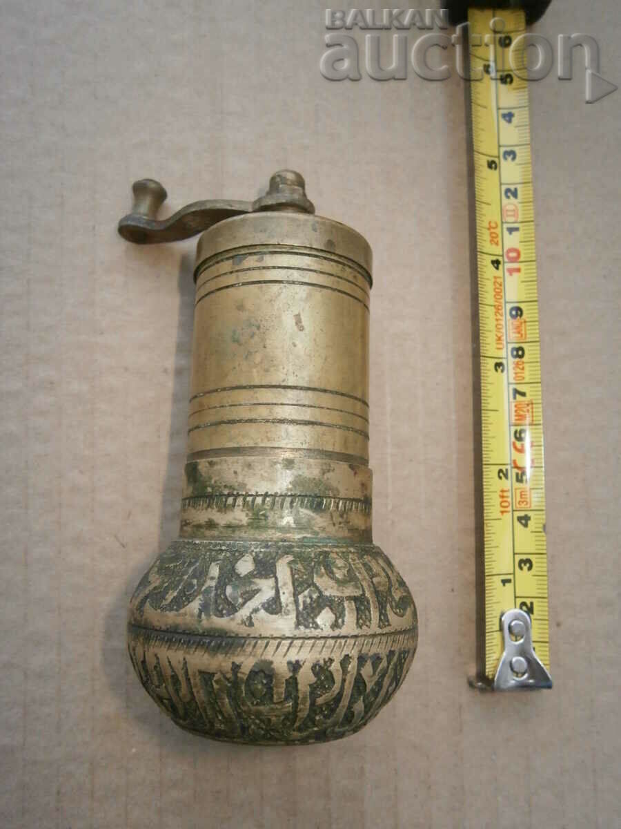 Доставка на старинна малка бронзова мелничка за подправки Доставка на старинна малка бронзова мелничка за подправки