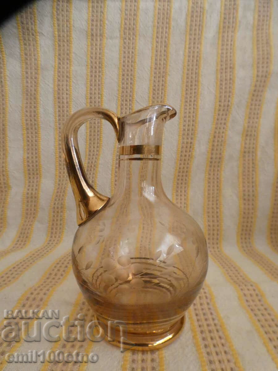 Urcior de sticlă de rachiu cu aurire cu preț 7.00 BGN | € 3.58 Urcior de sticlă de rachiu cu aurire cu preț 7.00 BGN | € 3.58