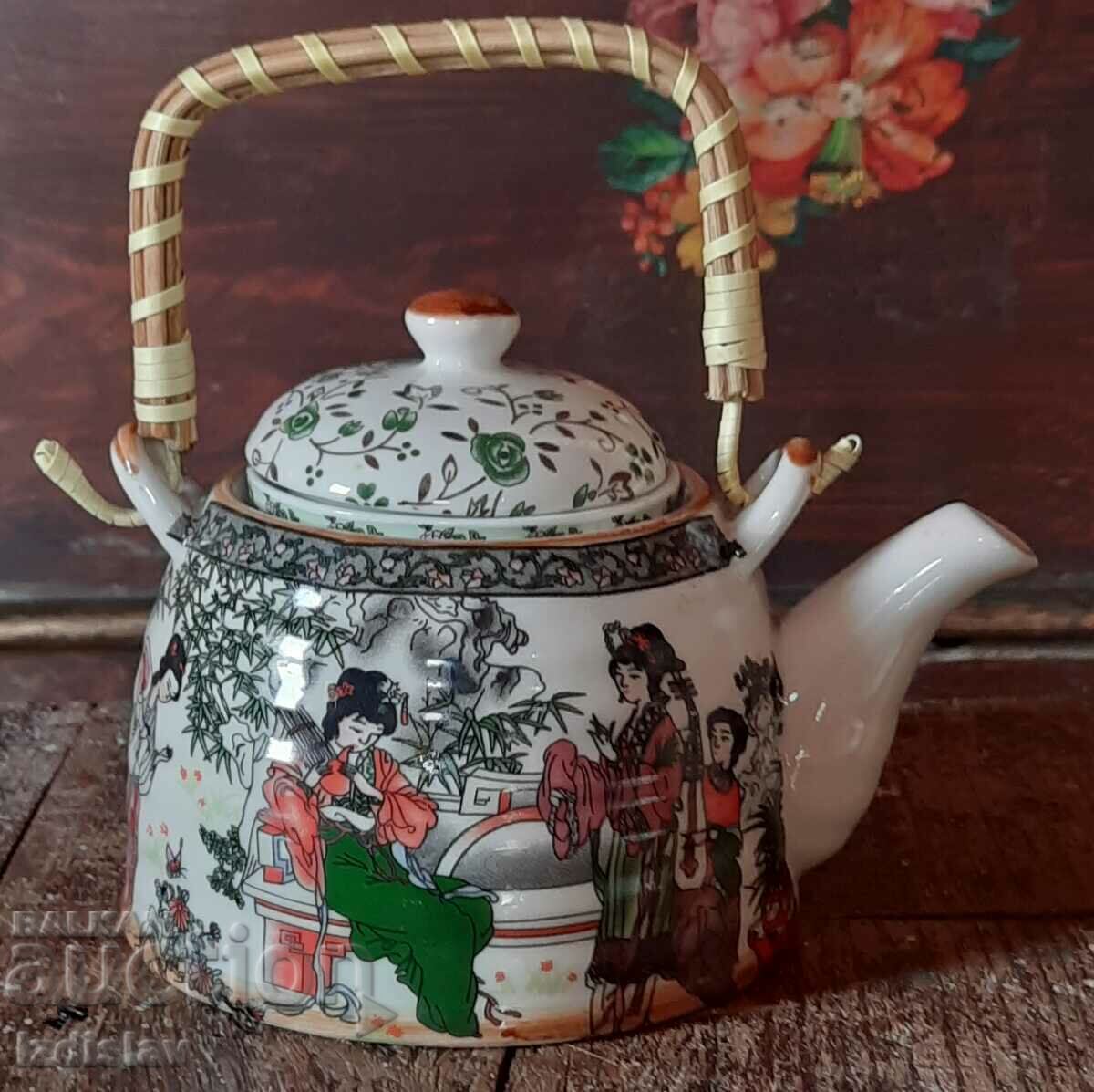 Ceainic chinezesc din porțelan lucrat manual