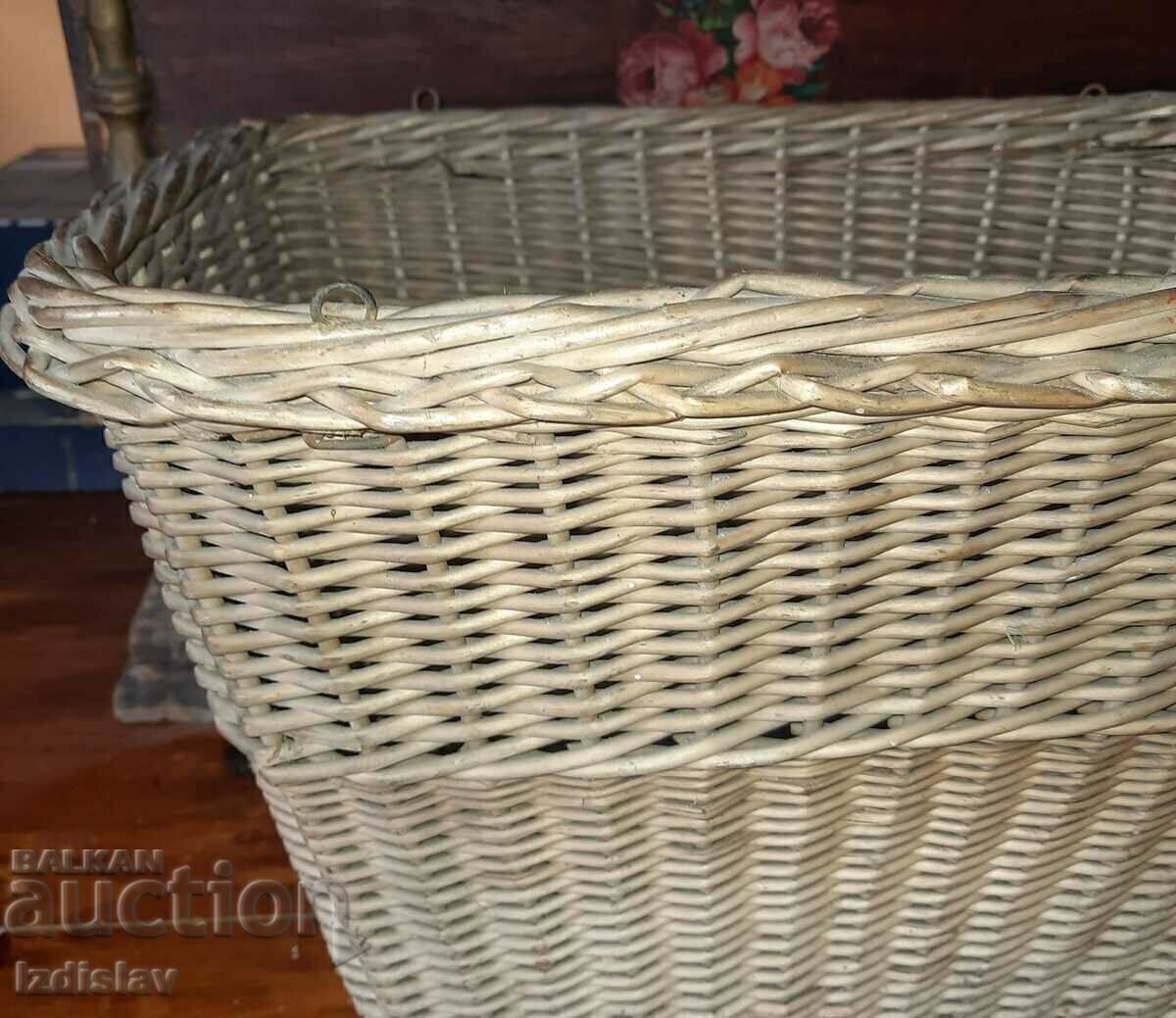 Auction Vintage hand woven back basket Auction Vintage hand woven back basket