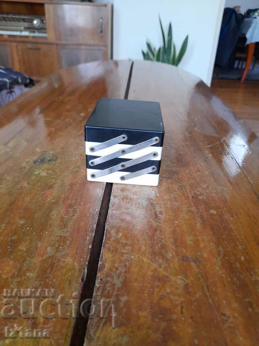 Стара кутия за електронни елементи с цена 20.00 лв. | € 10.23 Стара кутия за електронни елементи с цена 20.00 лв. | € 10.23