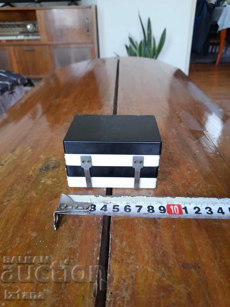 Аукцион Стара кутия за електронни елементи Аукцион Стара кутия за електронни елементи