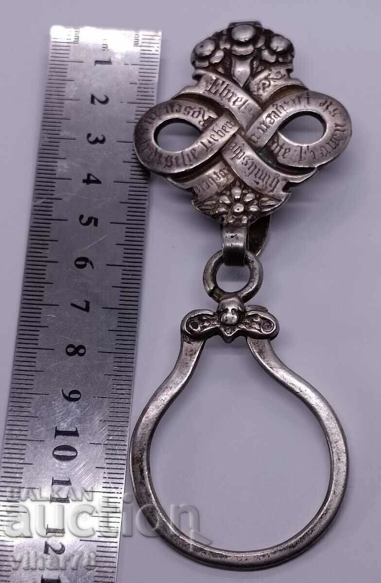 Auction An old key ring Auction An old key ring