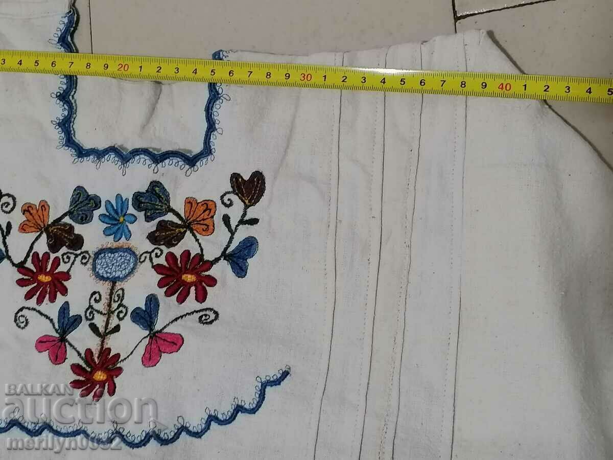 Delivery of Old women's shirt with hand embroidery of chaise, costume, sukman