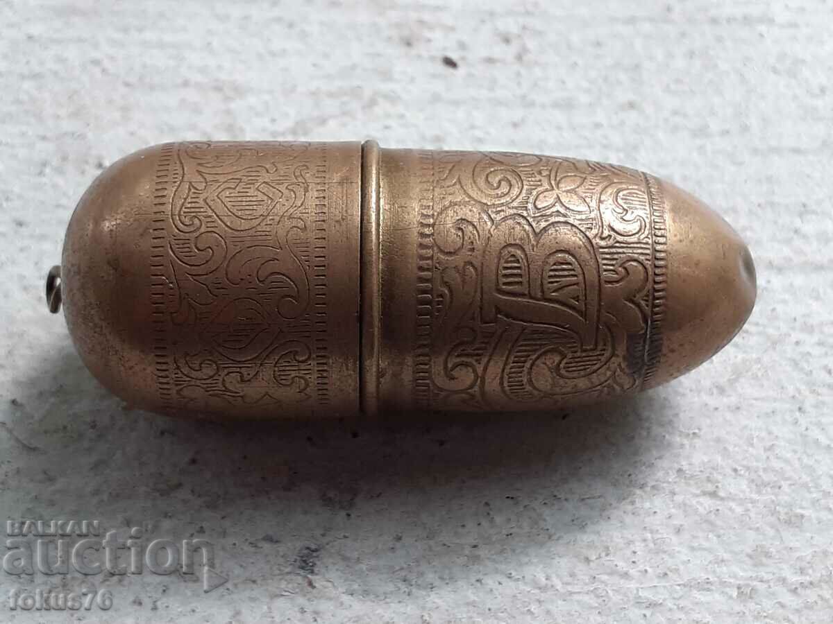 Cutie de ace și ață din bronz otoman vechi cu preț 65.00 BGN | € 33.23 Cutie de ace și ață din bronz otoman vechi cu preț 65.00 BGN | € 33.23