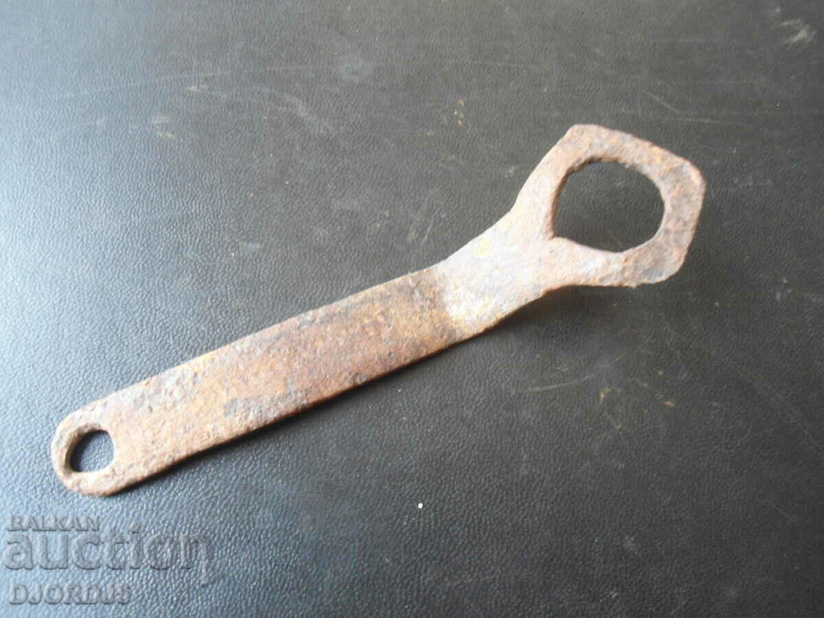 Old wrought latch with price 3.00 BGN | € 1.53 Old wrought latch with price 3.00 BGN | € 1.53