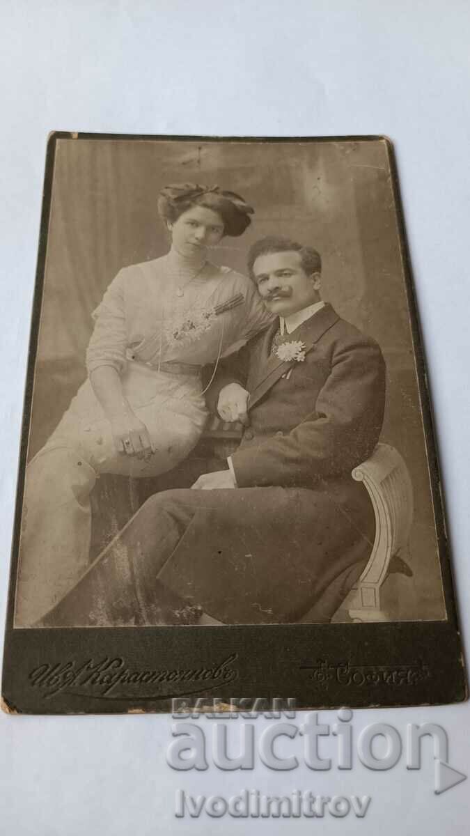 Φωτογραφία Άνδρας με μουστάκι και γυναίκα με λευκό φόρεμα από χαρτόνι