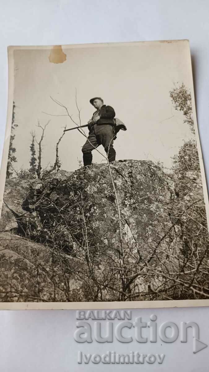 Φωτογραφία Κυνηγός σε βράχο